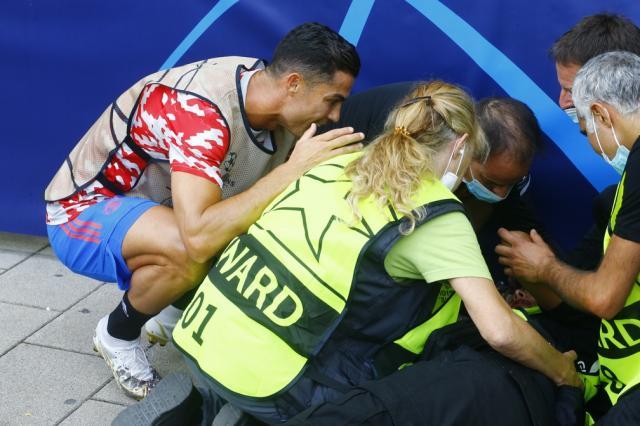 1631784943410083188.jpg 乐鱼电脑版官网-被C罗闷中女保安获赠他7号球衣 7年前曾跟他对骂