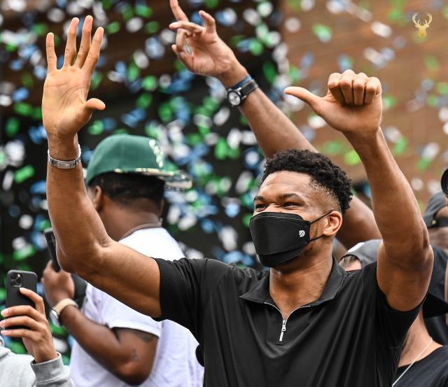 乐鱼电脑版官网-等待了半世纪的狂欢！密尔沃基万人空巷庆雄鹿登顶