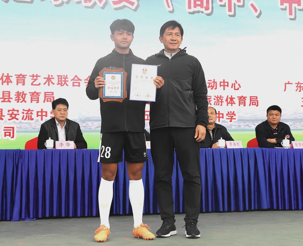 乐鱼体育登录-从校园到粤超赛场 叶俊豪踏绿茵逐荣光