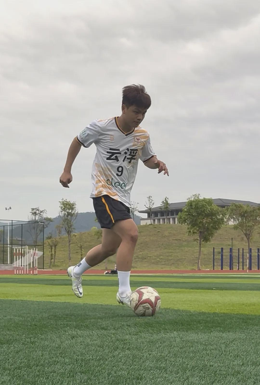 乐鱼体育登录-从校园到粤超赛场 叶俊豪踏绿茵逐荣光